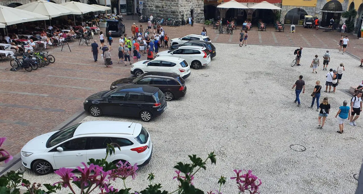 Nel centro di Riva oltre 2700 accessi di veicoli al mese, ma ora la sindaca dice basta alla «confusione»