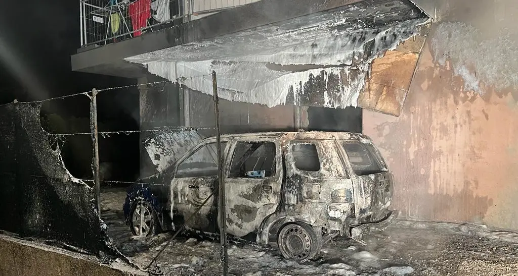 Attimi di paura poco prima dell’alba a Cles: auto distrutta dalle fiamme nel parcheggio di casa