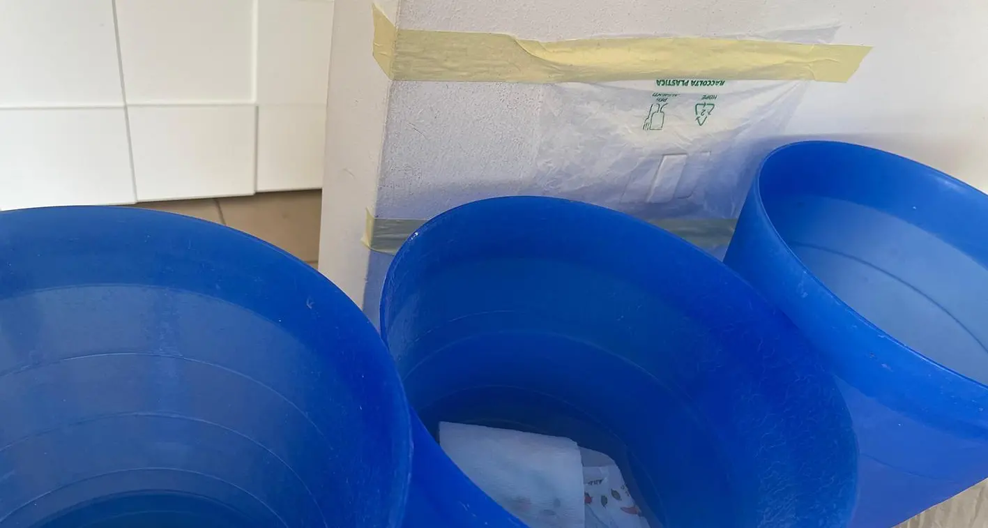 Nella casa Itea di Arco, si dorme con i secchi in casa per l'acqua che cola dal soffitto