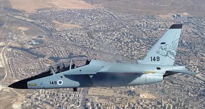 Precipita un jet militare sui monti di Lecco: l'equipaggio si lancia, trovato un pilota, un altro è disperso