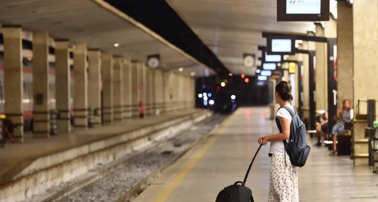 Sciopero dei treni in tutta Italia, stazioni stranamente deserte e binari vuoti