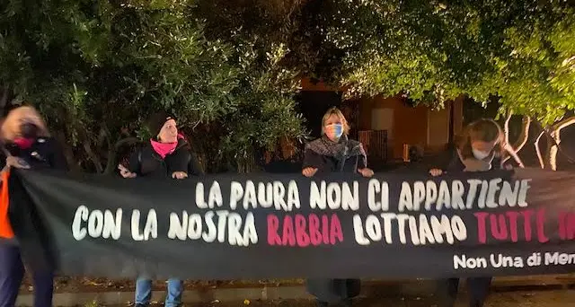 Protesta femminista allo spettacolo «Love»: «Sulla violenza alle donne, la giunta Fugatti ha più frenato che contrastato»
