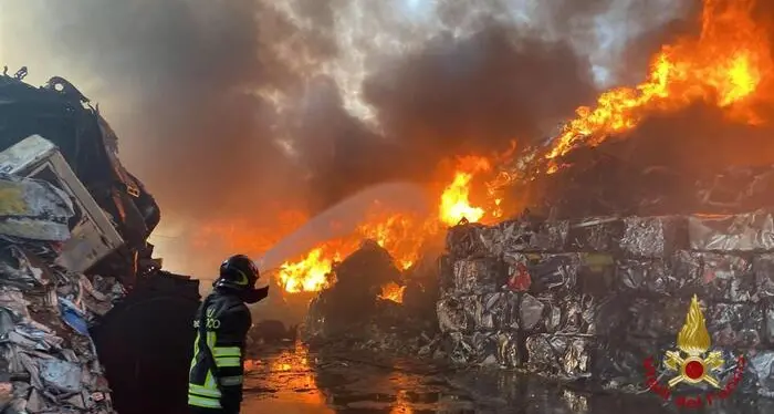 Palermo immersa nel fuoco, riapre l’aeroporto che era stato circondato dalle fiamme