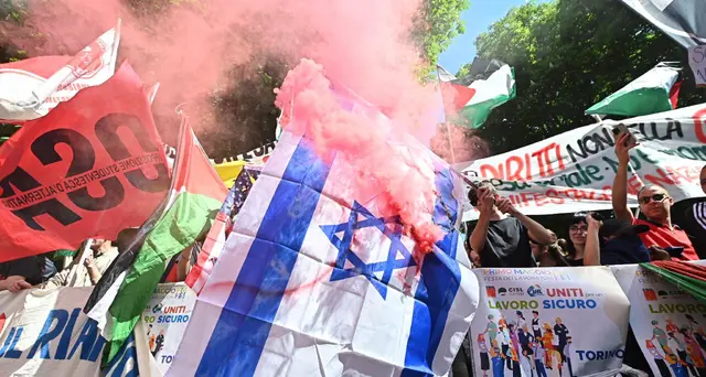 Primo maggio: a Torino bruciate bandiere Usa, Israele e Ue