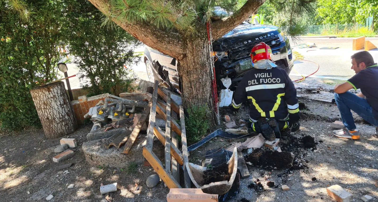 Cavedago, tragedia sfiorata: il Suv esce di strada, abbatte un muretto, taglia i tubi del gas e si schianta contro un albero