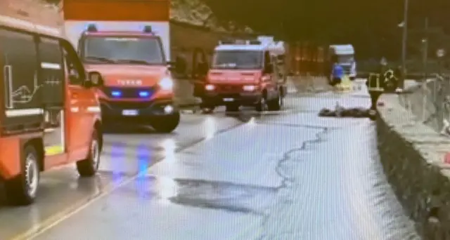 Un torrente dal cantiere del tunnel Loppio-Busa, strada della Maza allagata, chiusa al traffico