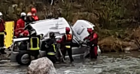 Dramma a ponte Gobbo: esce di strada e finisce nel Sarca, intervento in corso