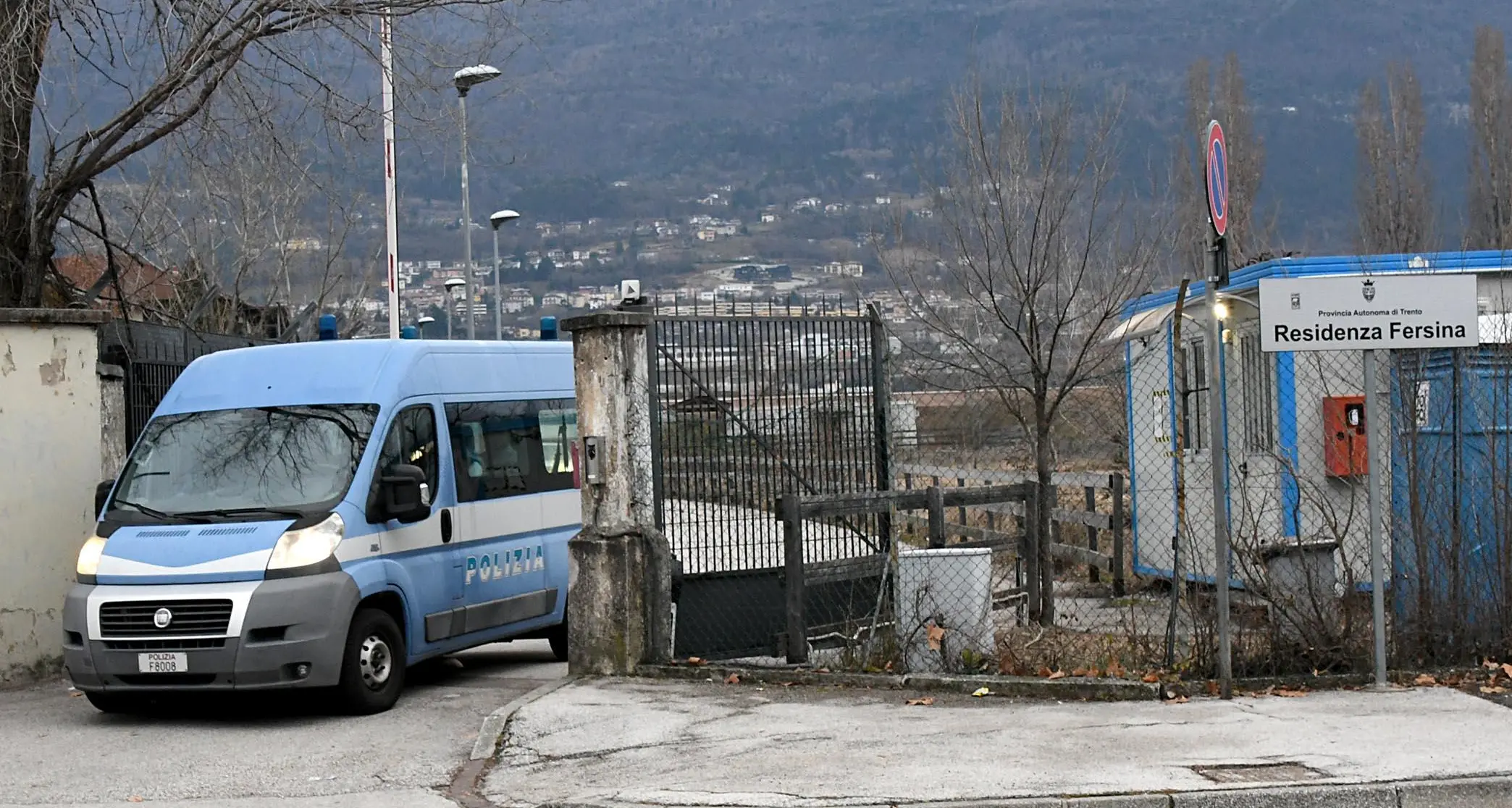 Controlli all'alba alla residenza Fersina: trovati due taglierini, un coltello e uno spray al peperoncino