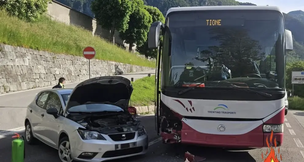 Schianto tra un’auto e un autobus a Tione: in ospedale un ragazzo di 14 anni e una 73enne