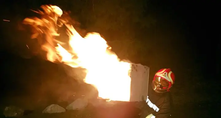 Momenti di paura a Povo per una legnaia in fiamme: incendio domato dai vigili del fuoco, nessun ferito
