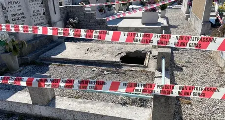 Cede la lapide: bimbo cade dentro tomba, portato in ospedale