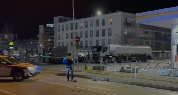 Allarme in via Brennero: perdita di carburante da una autocisterna, strada chiusa