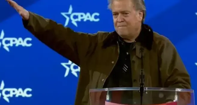 Steve Bannon fa il saluto nazista alla convention di Trump