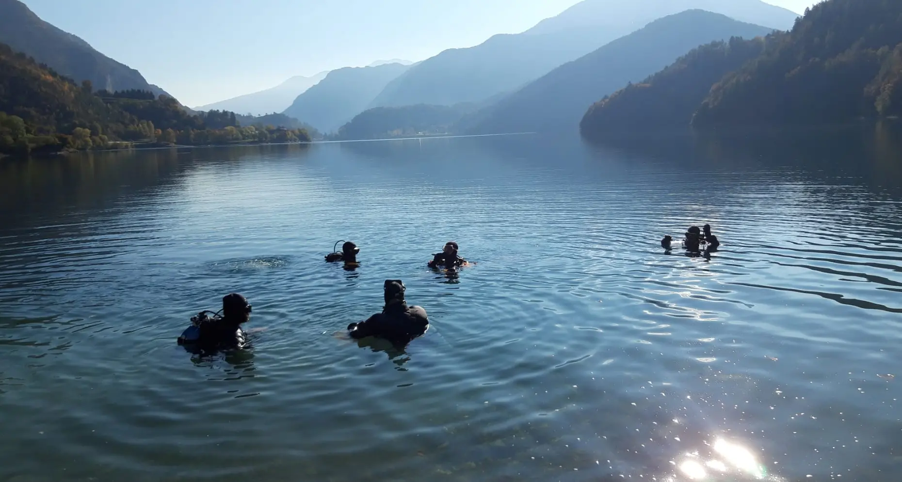 I volontari subacquei ripuliscono il lago di Ledro: guarda cosa hanno trovato