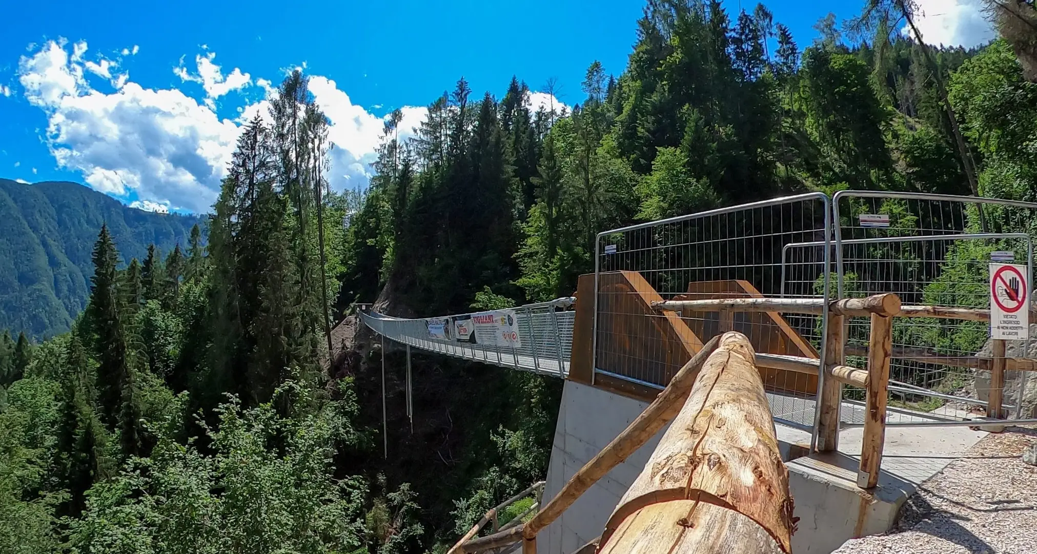 Un nuovo ponte sospeso, fra Imer e Mezzano: è pronta la struttura del rio San Pietro