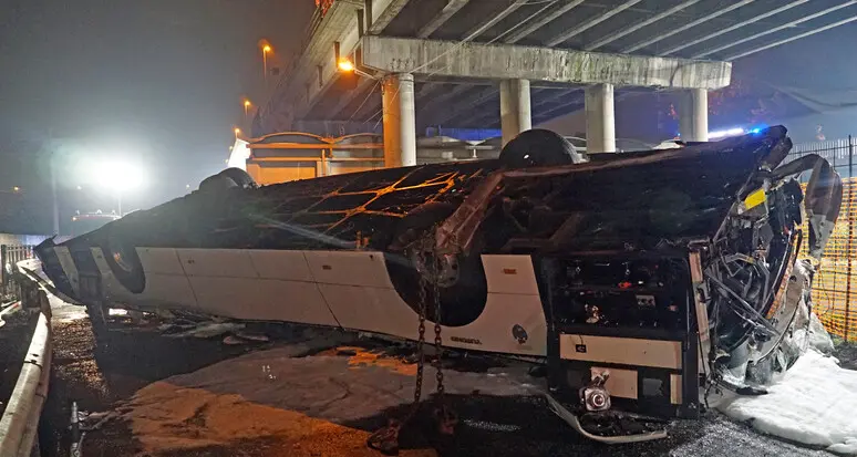Mestre, rimosso nella notte il bus precipitato dal cavalcavia: “Una strage di giovani”