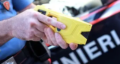 Muore dopo essere stato fermato con il taser, la procura: “Servono altri esami per capire le cause del decesso”