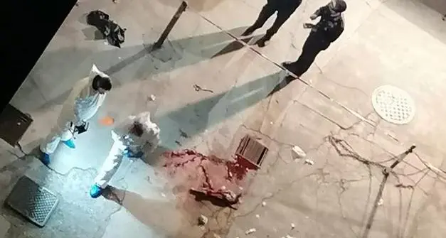 Paura a Bolzano: aggredisce un carabiniere con il coltello, il militare gli spara ad una gamba