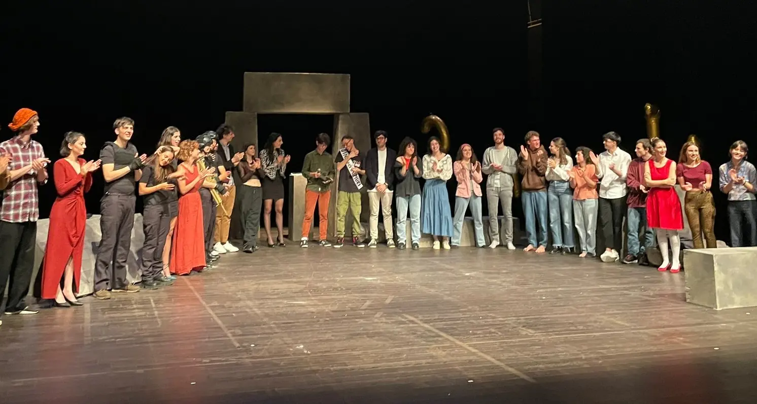 “Tutto ciò che esiste”: la prima dello spettacolo dell’Associazione teatrale universitaria è un successo