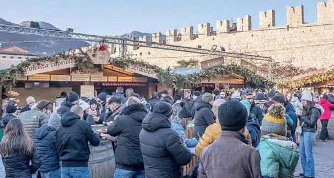 I mercatini di Natale continuano ad attrarre grandi folle do turisti: esercenti soddisfatti