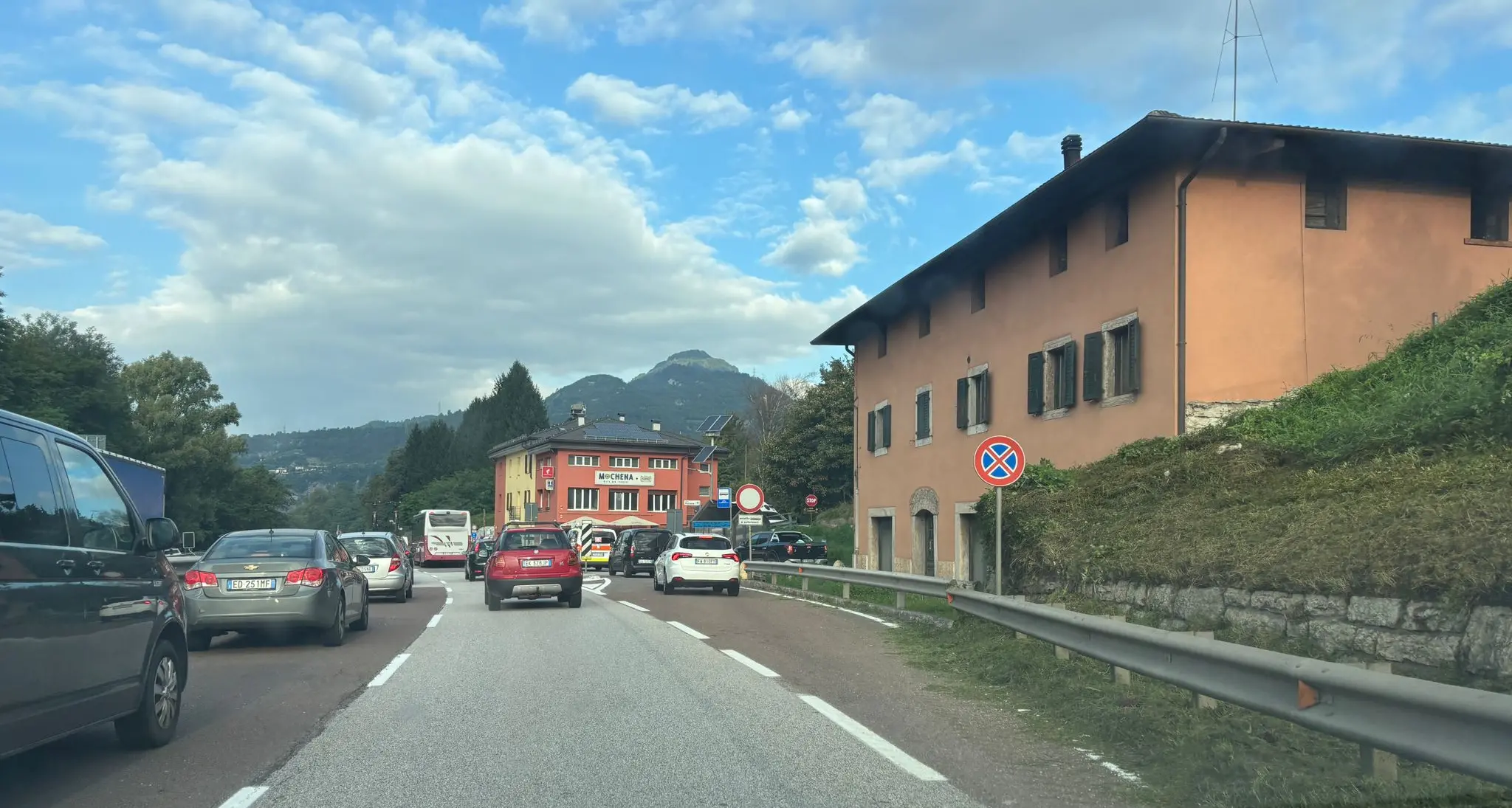 Mattinata di code in Valsugana e sulla tangenziale di Trento: rallentamenti per lavori e incidente