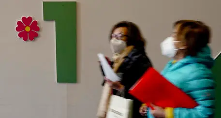Sconsiglia a una donna incinta il vaccino, centralinista del Cup licenziata