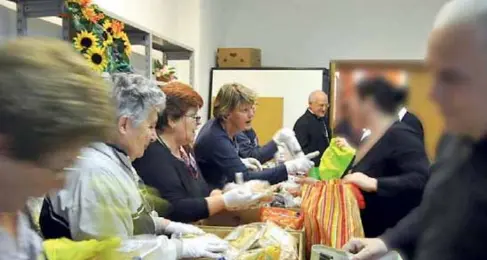 In fila per il pacco viveri anche se si ha un lavoro: 30mila trentini sotto la soglia di povertà