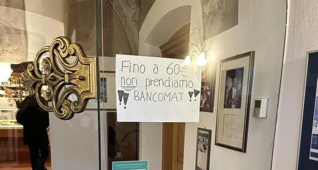 «Fino a 60 euro non prendiamo bancomat». Selvaggia Lucarelli posta il cartello di una pasticceria a Bressanone