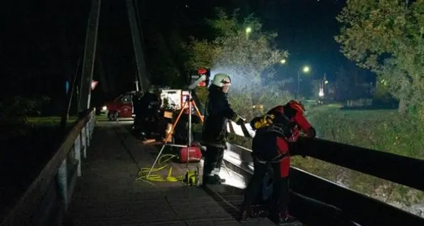 Festa notturna sul fiume, scompare un ragazzo di 29 anni, vasta battuta di ricerca nella notte sull’Isarco