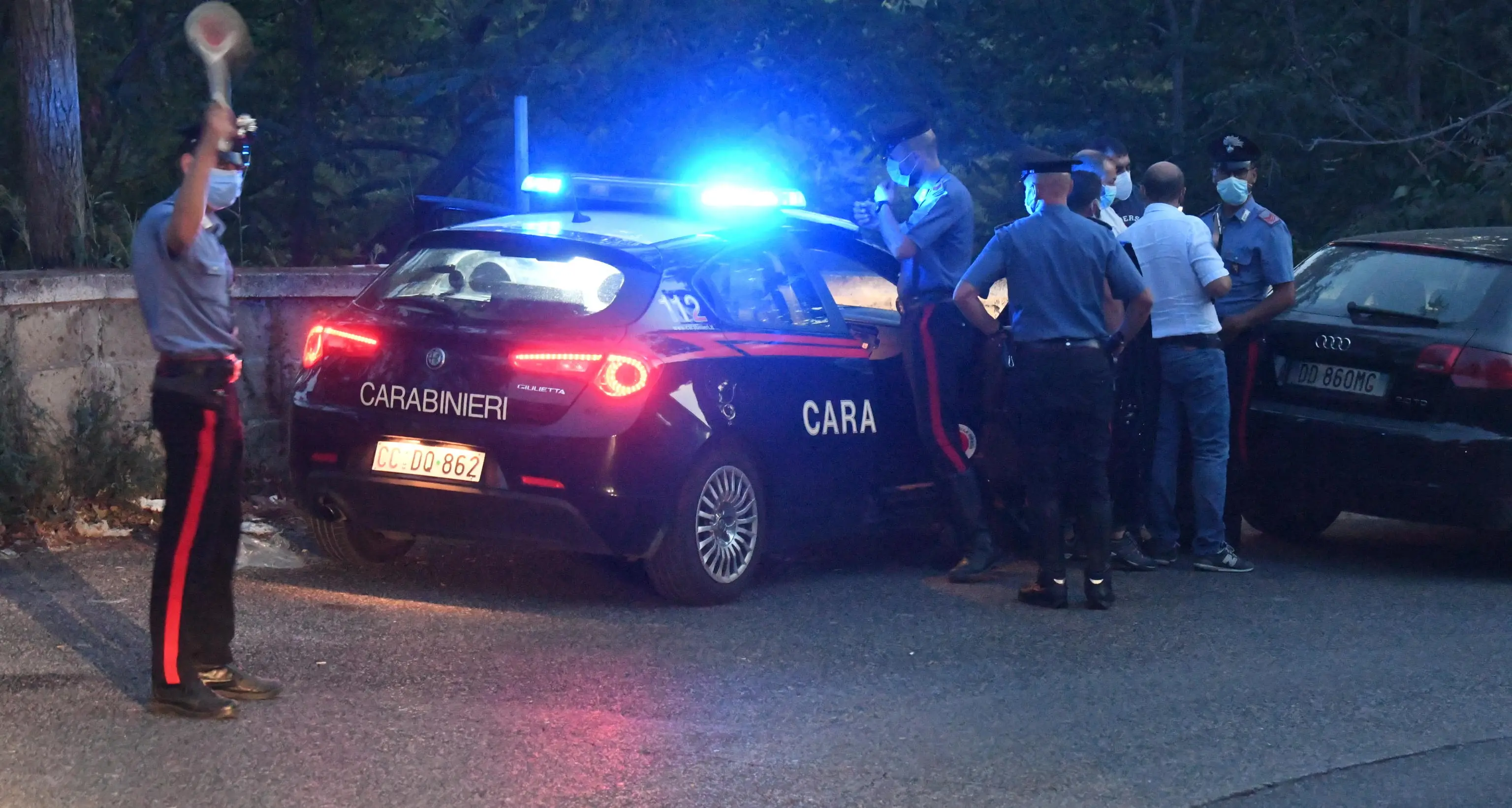 Ubriaco fradicio, di notte sulla statale delle Dolomiti cerca di farsi investire dalle macchine in transito