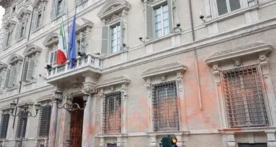 Imbrattata la facciata del Senato, atto di protesta di cinque ambientalisti