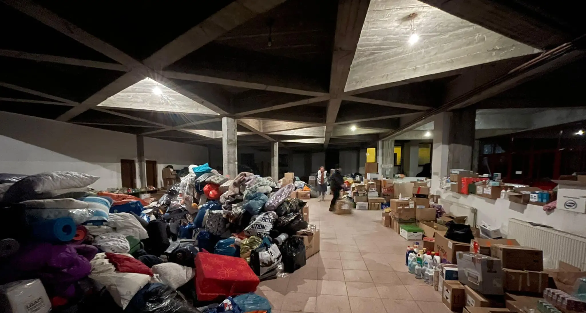 Davide Menguzzato e i suoi amici ventenni: partiti con un furgone per la Romania, al lavoro in un centro Caritas al confine ucraino
