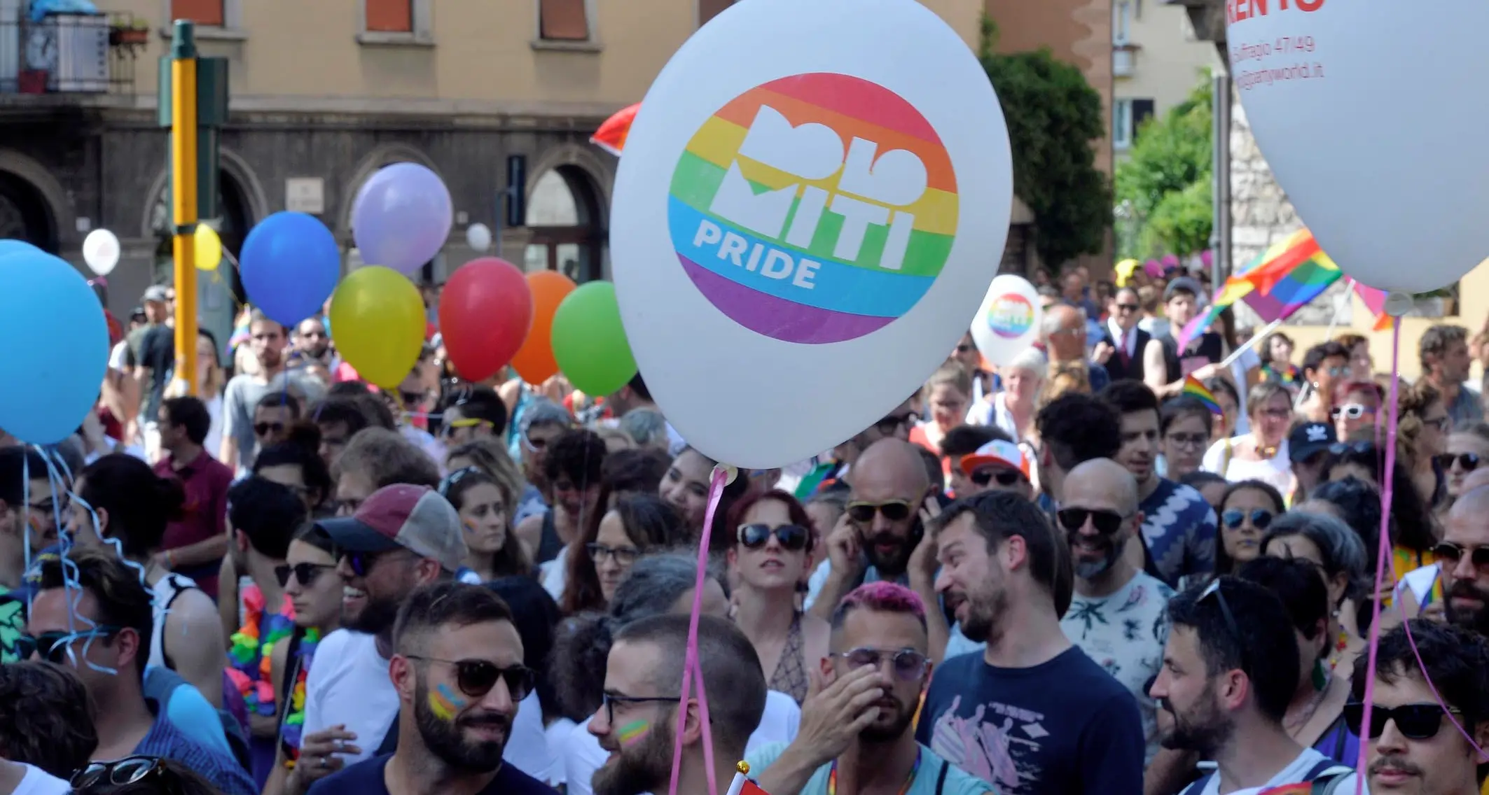 Pro Vita consegna in Provincia le firme: «fermate il gender nelle scuole». Dura replica di Arcigay del Trentino