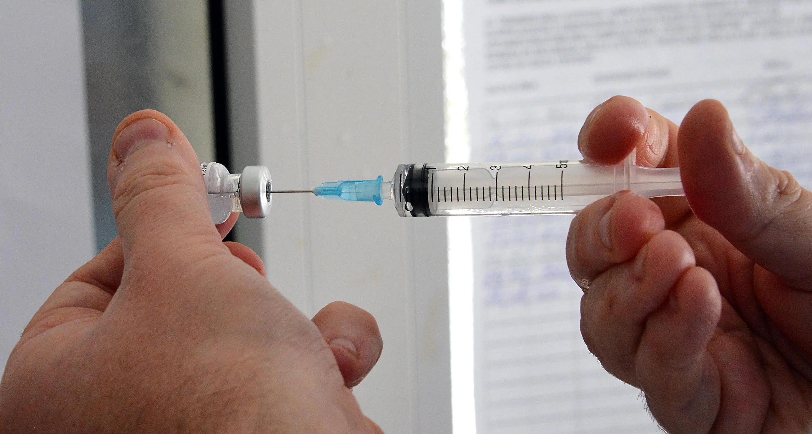 Operatori sanitari no-vax: rifiutano il vaccino, e si presentano al colloquio con avvocati e registratore, per poi dire «no»