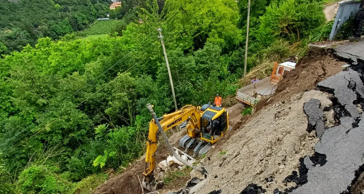 Frana di San Rocco, partono i lavori di messa in sicurezza, il sindaco ricorda di non avvicinarsi