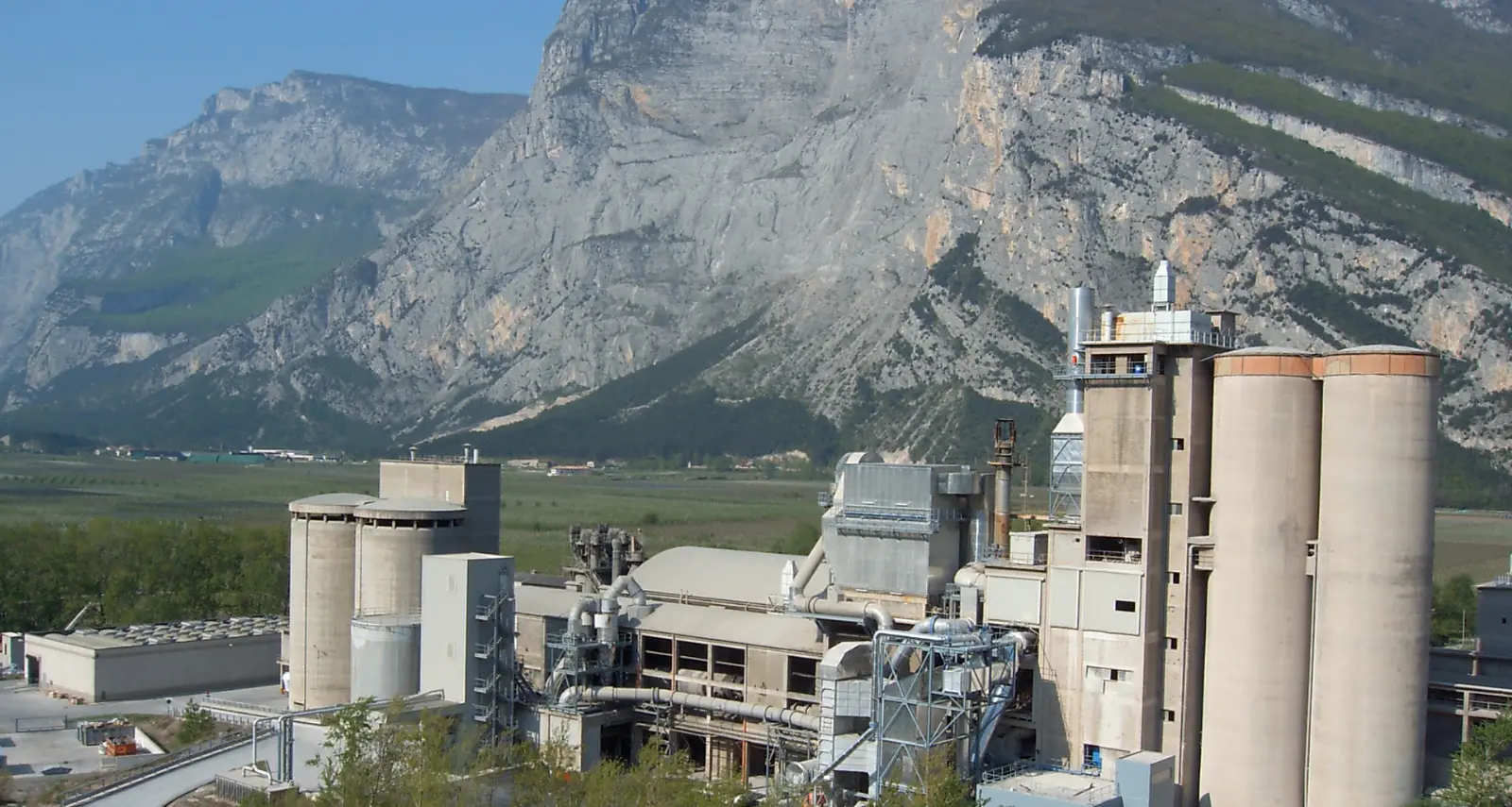 Italcementi rassicura: «Le migliori tecnologie ambientali, abbiamo le autorizzazioni, e non abbiamo mai bruciato copertoni»