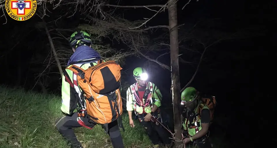Papà, figlia e cagnolina bloccati sulla Calà del Sasso, salvati dal Soccorso Alpino in piena notte