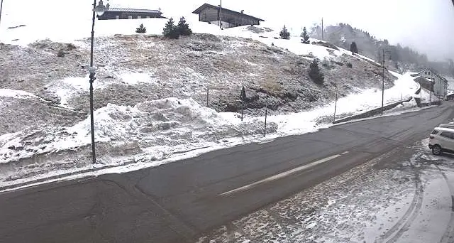 Torna la neve sulle cime: prudenza alla guida sulle statali dei Passi Dolomitici
