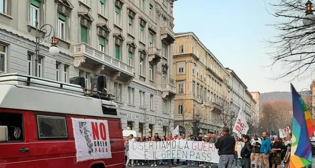 No Green pass: corteo a Trieste contro misure e guerra