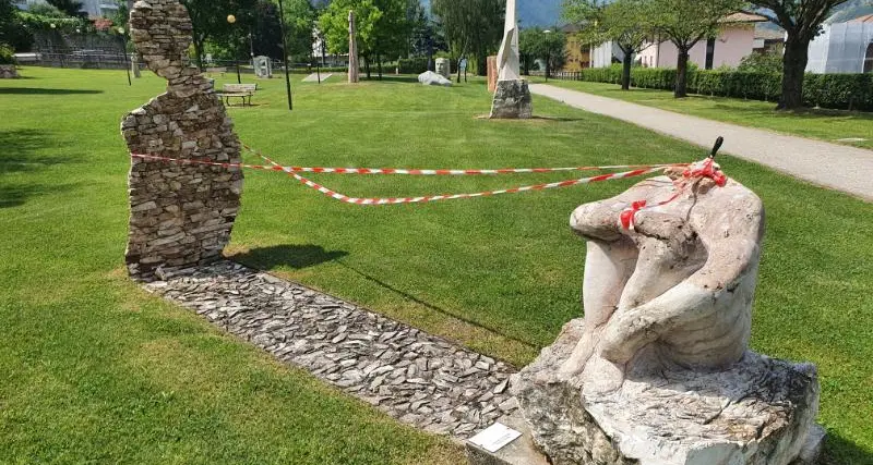Parco Bastie di Ala, dopo i vandalismi sulle statue, il restauro non c'è