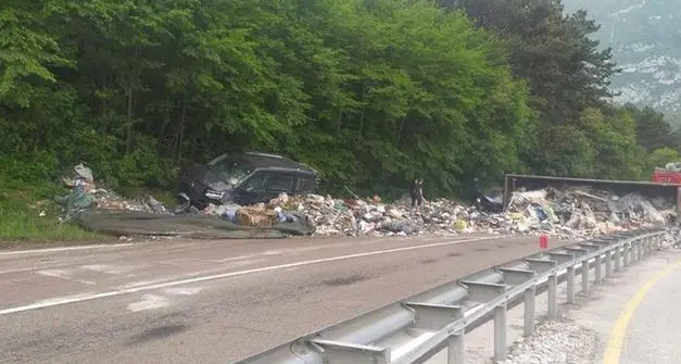 Scontro fra due auto e un camion carico di immondizia a Vezzano, la statale inondata dai rifiuti