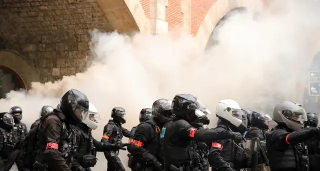 1 maggio: Parigi, 7 poliziotti feriti da ordigno esplosivo