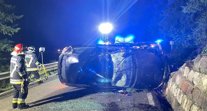 Schianto nella notte a Canazei: due uomini estratti dall’auto con le pinze idrauliche