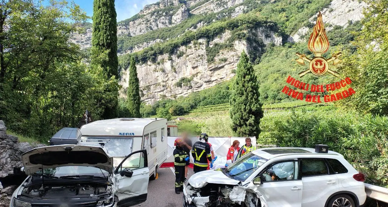 Scontro tra un'auto e una roulotte sul passo San Giovanni, feriti un ragazzo e una donna