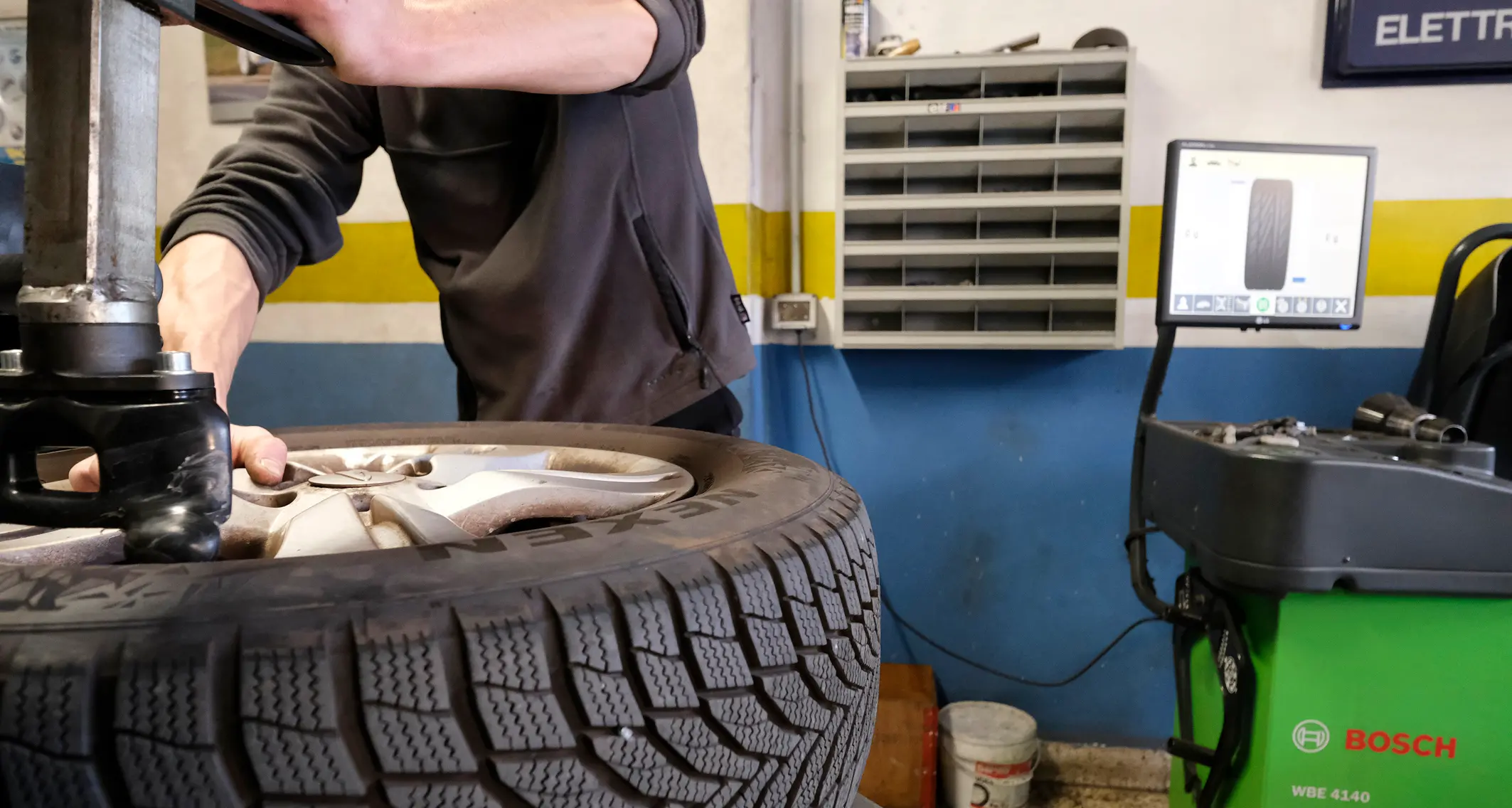 E’ ora di cambiare le gomme: «Fatelo, le invernali sono sicure e vi evitano brutte sorprese»