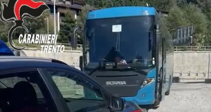 Scarica il serbatoio del bagno del pullman in un parcheggio pubblico: patente sospesa