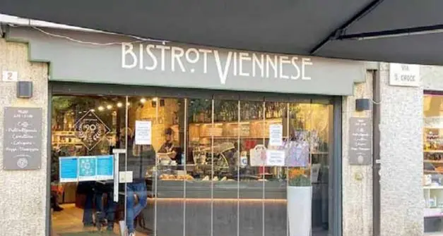 Tentata rapina fuori dal «Bistrot Viennese», un 21enne e un 19enne ai domiciliari