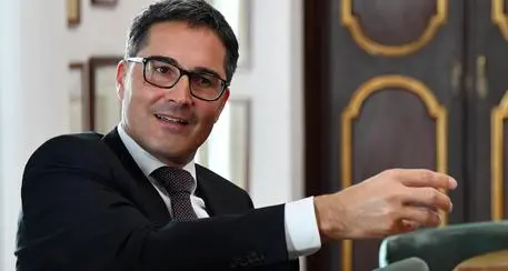 \"Niente discoteca perché di colore\". Kompatscher: se confermato gesto da condannare