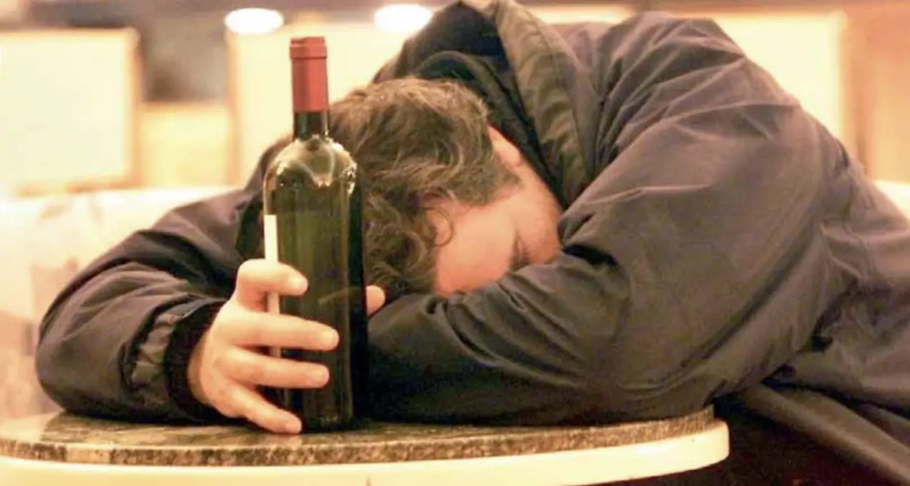 Alcolisti Anonimi, dimezzati gli accessi: sempre più utenti scelgono l'online, ma non è lo stesso