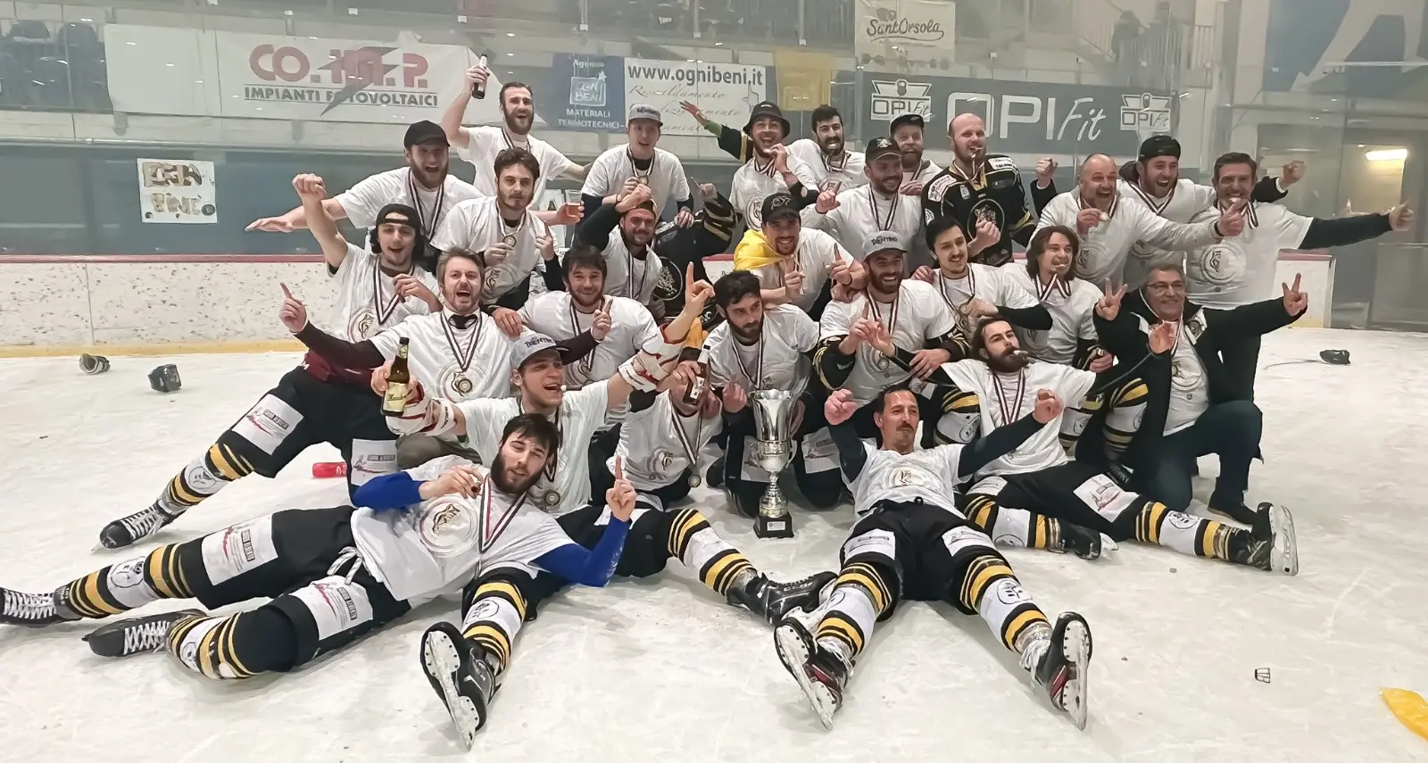 L’Hockey Piné costringe Feltre alla bandiera bianca e alza la coppa di campionato